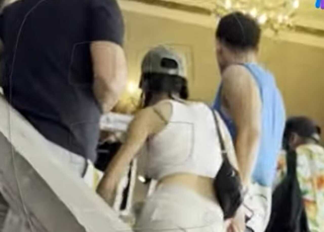 Danna Paola compra ropa en tianguis de la CDMX