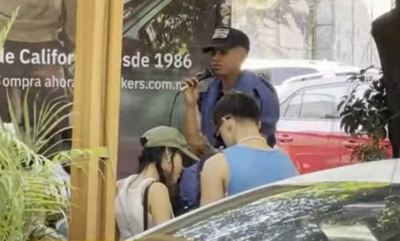 Sorprenden a Danna Paola paqueando en un tianguis de la CDMX 