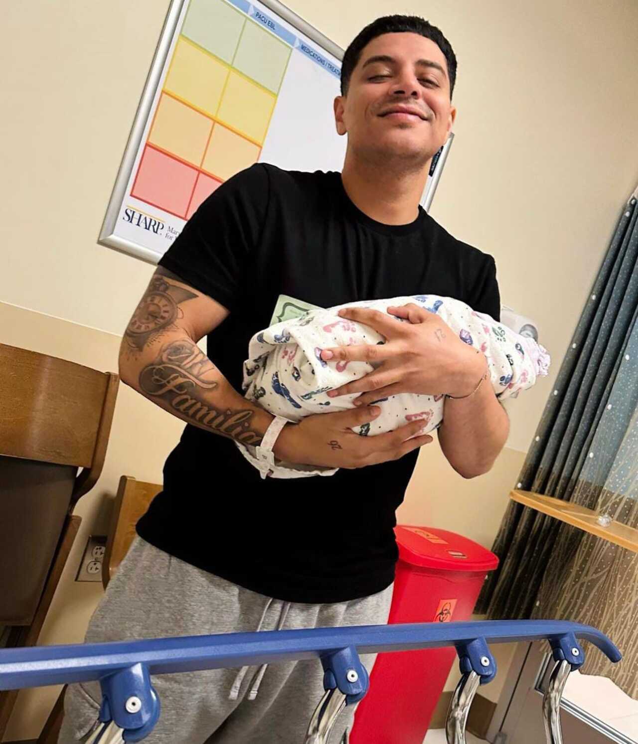 Eduin Caz se convierte en padre por tercera vez