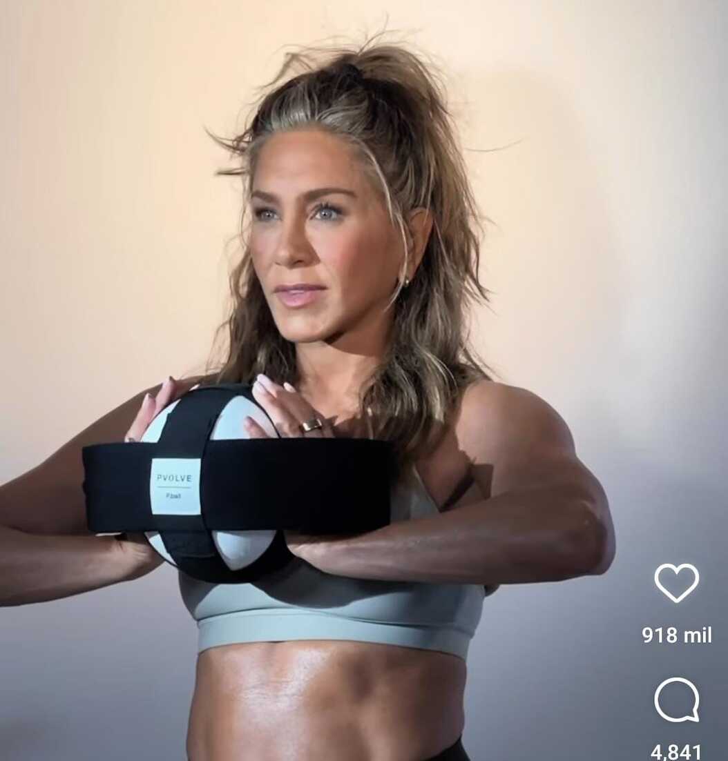 Jennifer Aniston presume sus canas