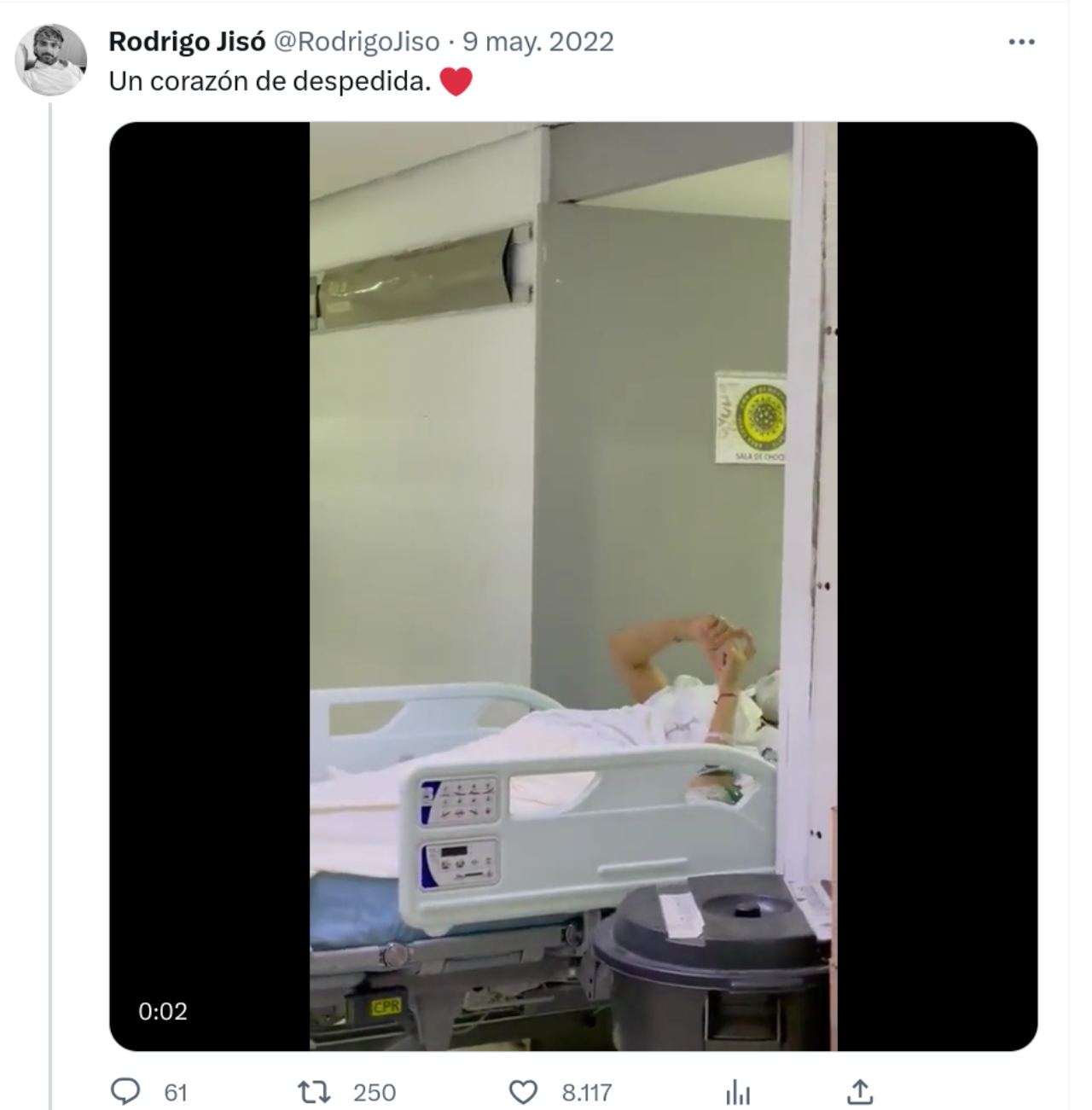 joven despidió formando corazón