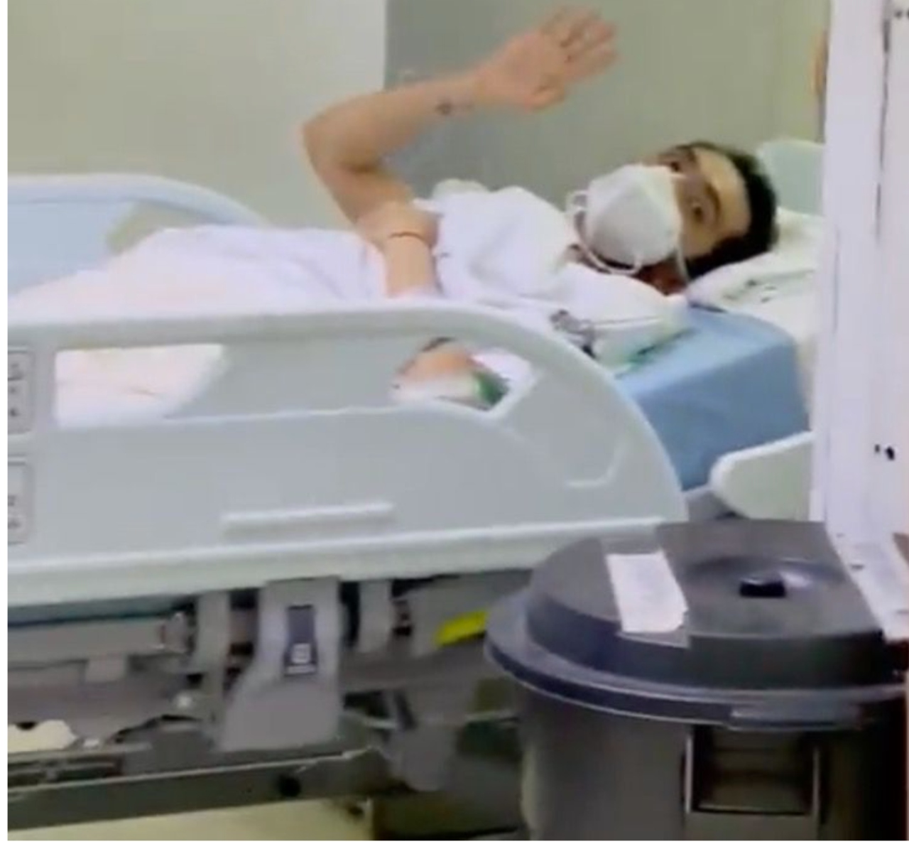 joven despidió formando corazón