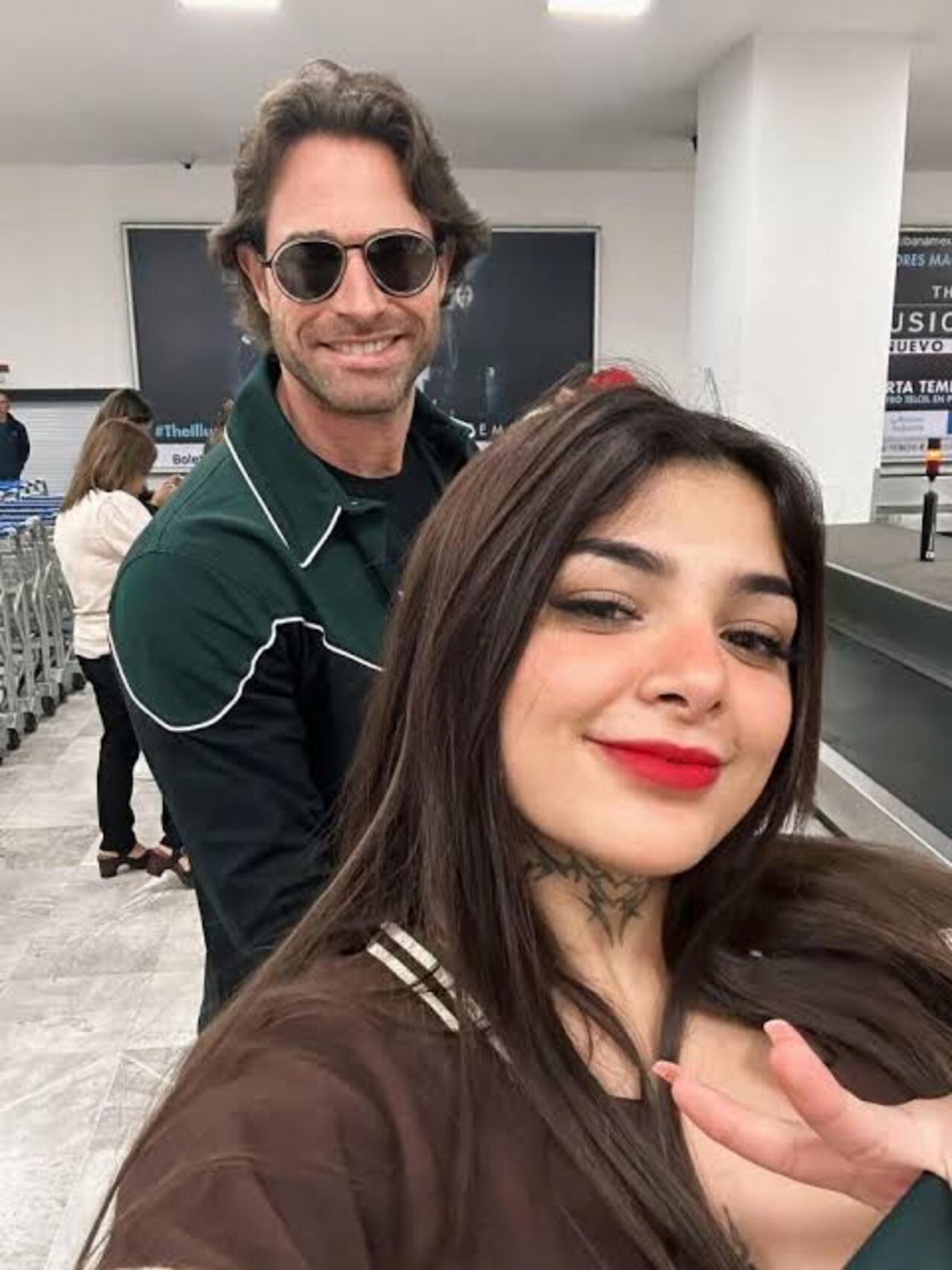 Karely Ruiz se tomo fotografía por Sebastián Rulli