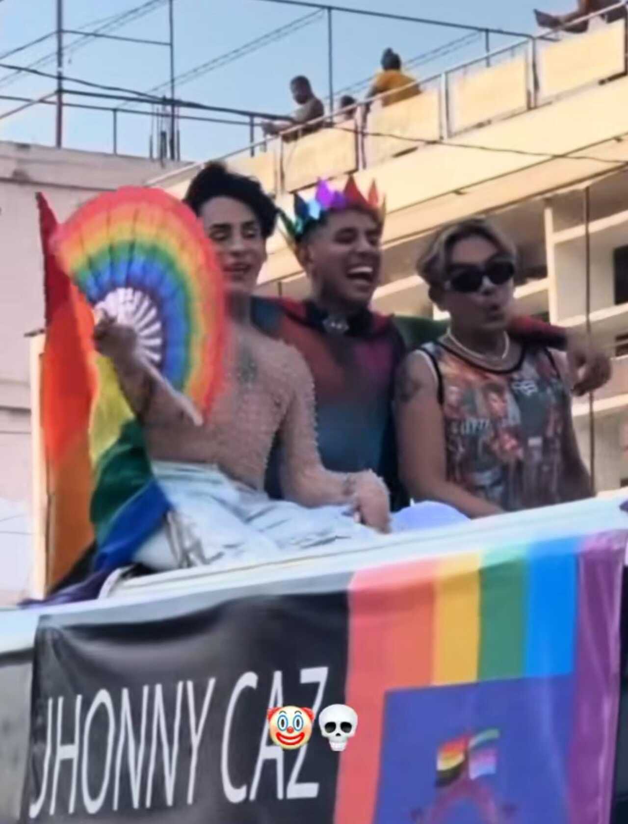 Kunno se cae en carro alegórico durante el pride