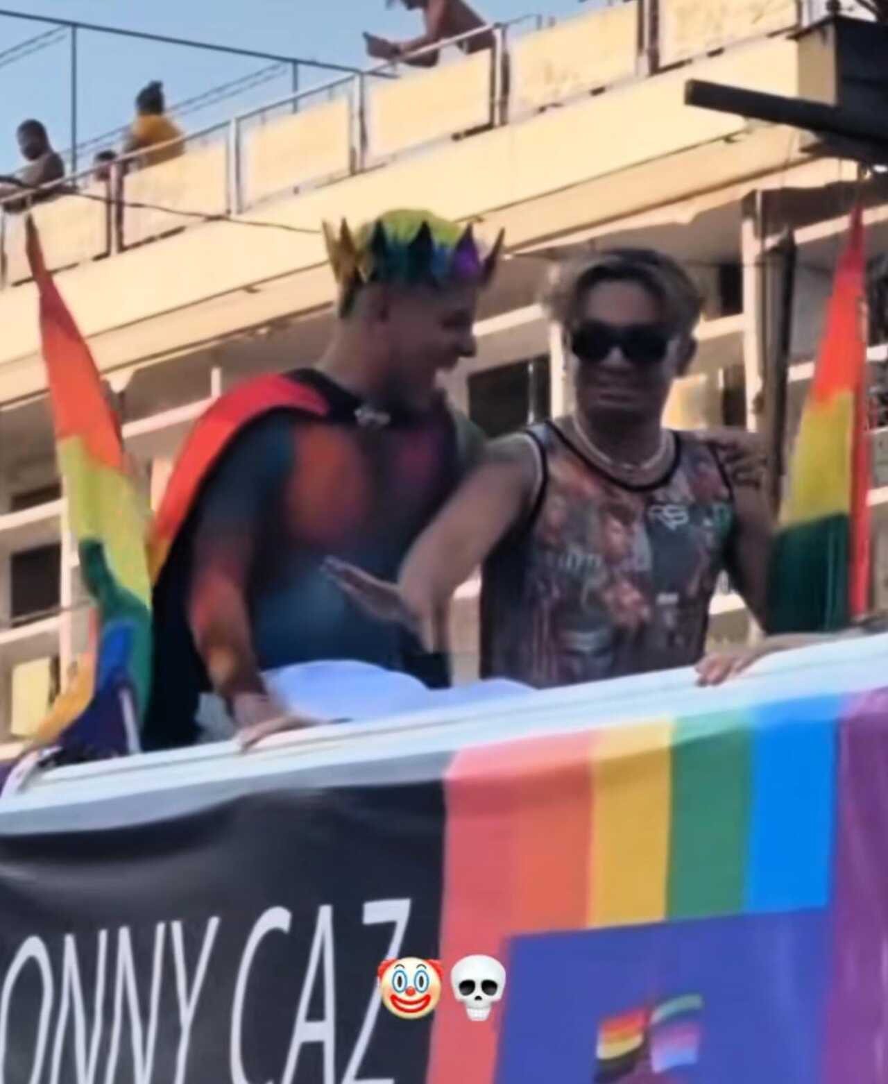 Kunno se cae en plena marcha lgbt