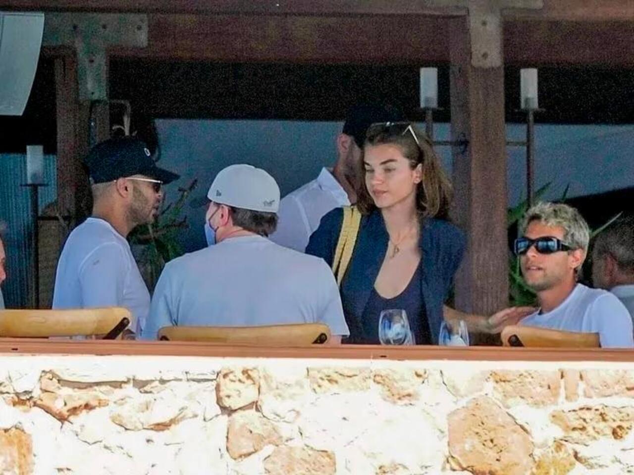 Captan a Leonardo DiCaprio con modelo 26 años menor que él