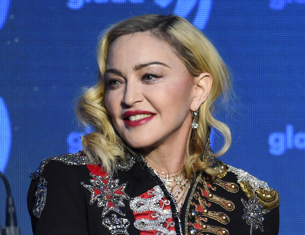 Madonna hospitalizada posponen gira