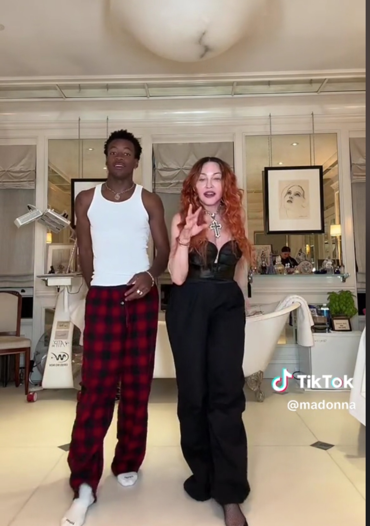 Madonna bailando salsa