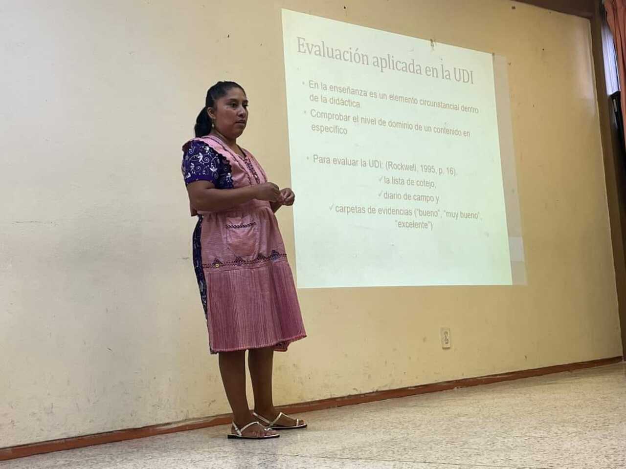 Mujer presenta su tesis en náhuatl