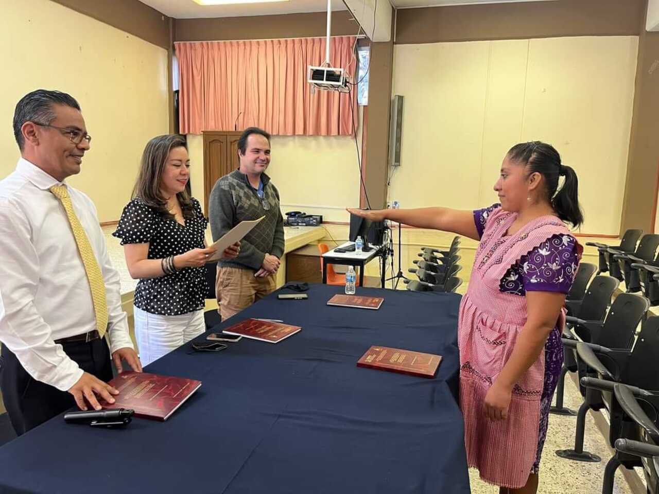 Mujer se titula con tesis de náhuatl