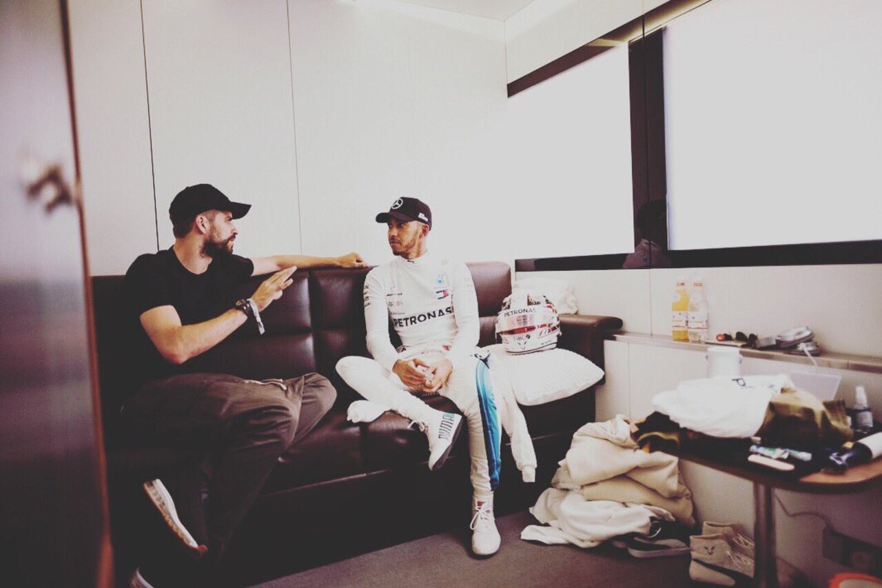 Piqué convivió con Lewis Hamilton