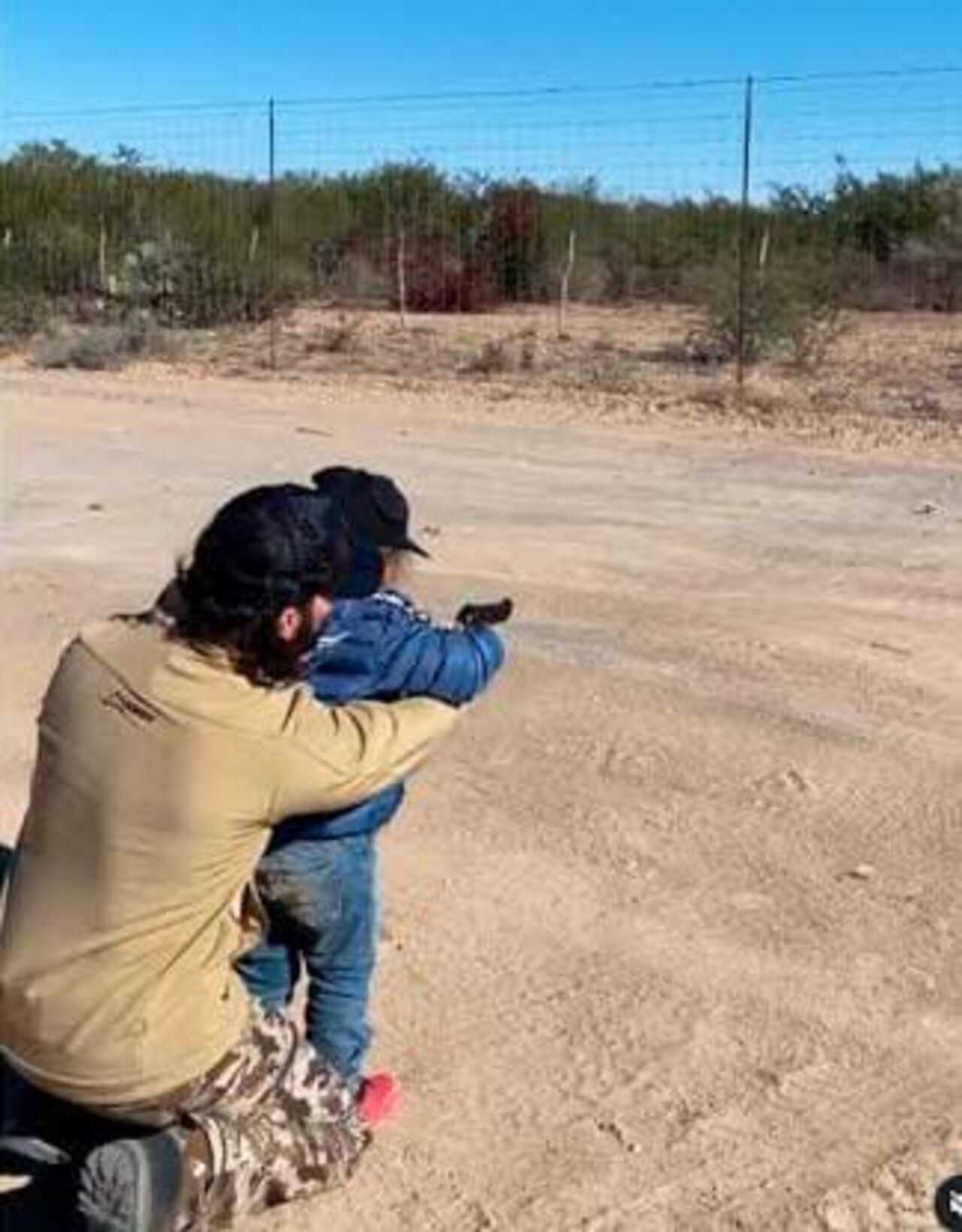Poncho de Nigris revela que enseñó a su hijo de 7 años a tirar