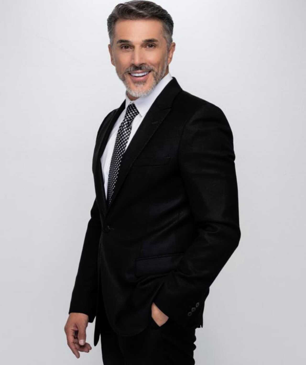 Sergio Mayer se besó a Alexis Ayala