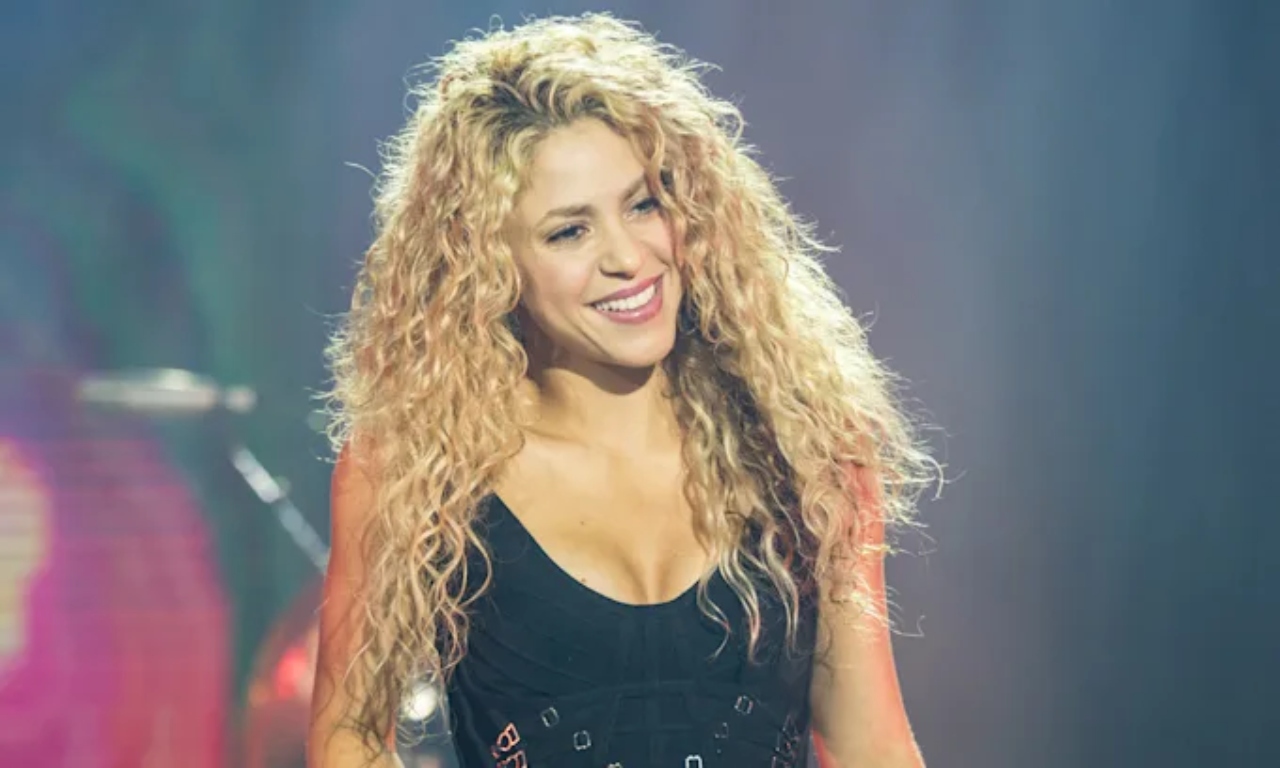 Shakira y Hamilton besan en público