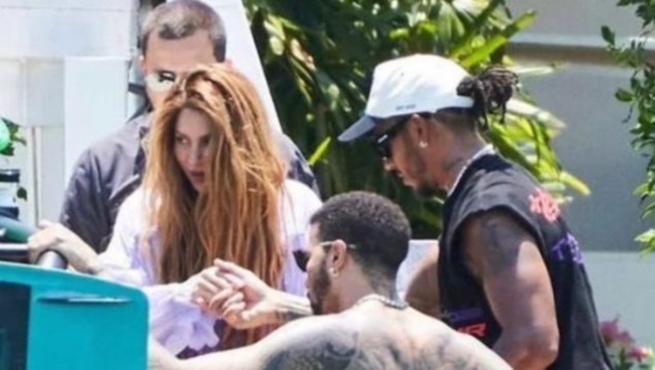 Shakira y Hamilton besan en público