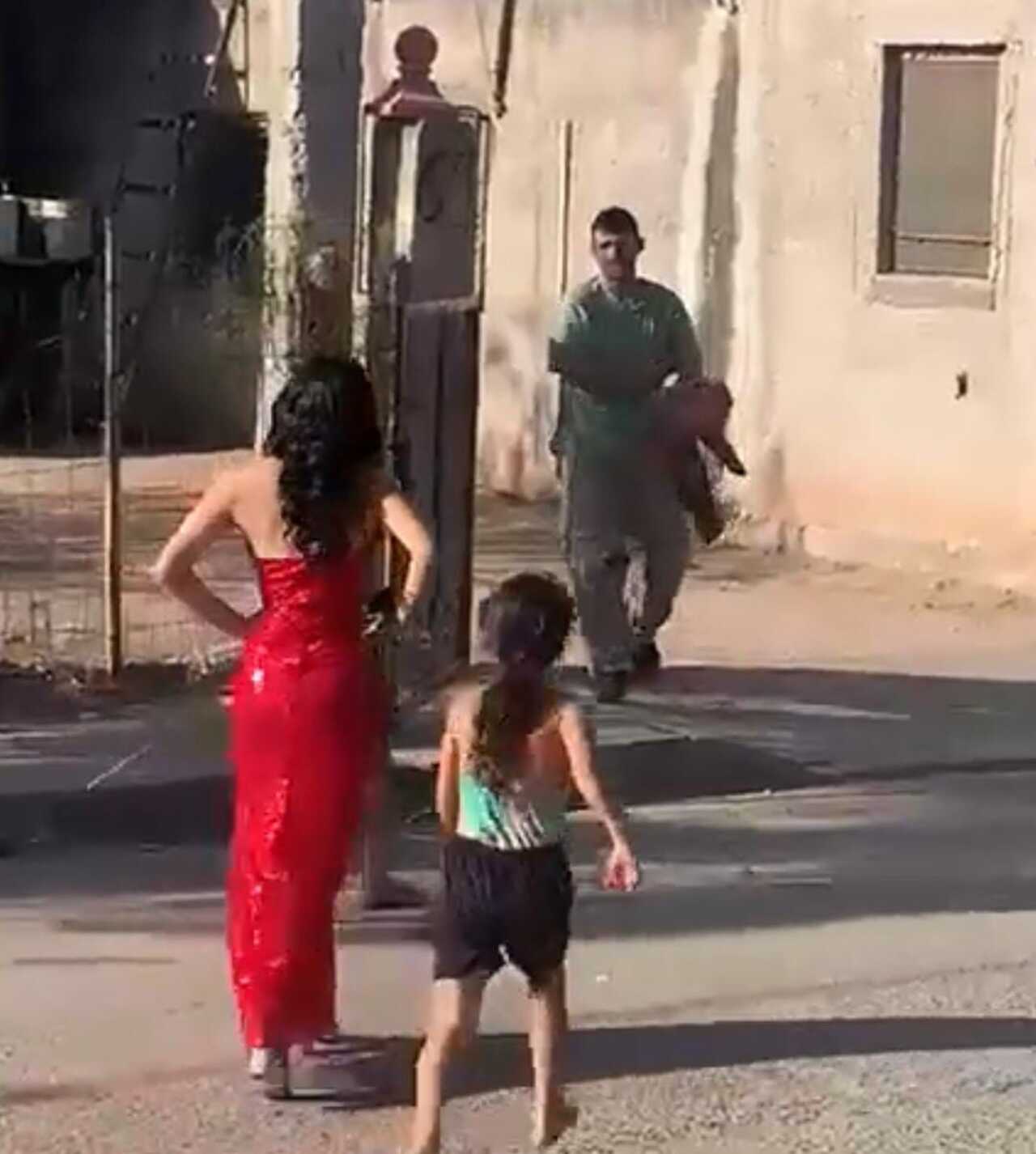 Joven se viraliza al llegar vestida de graduada con su padre albaÃ±il