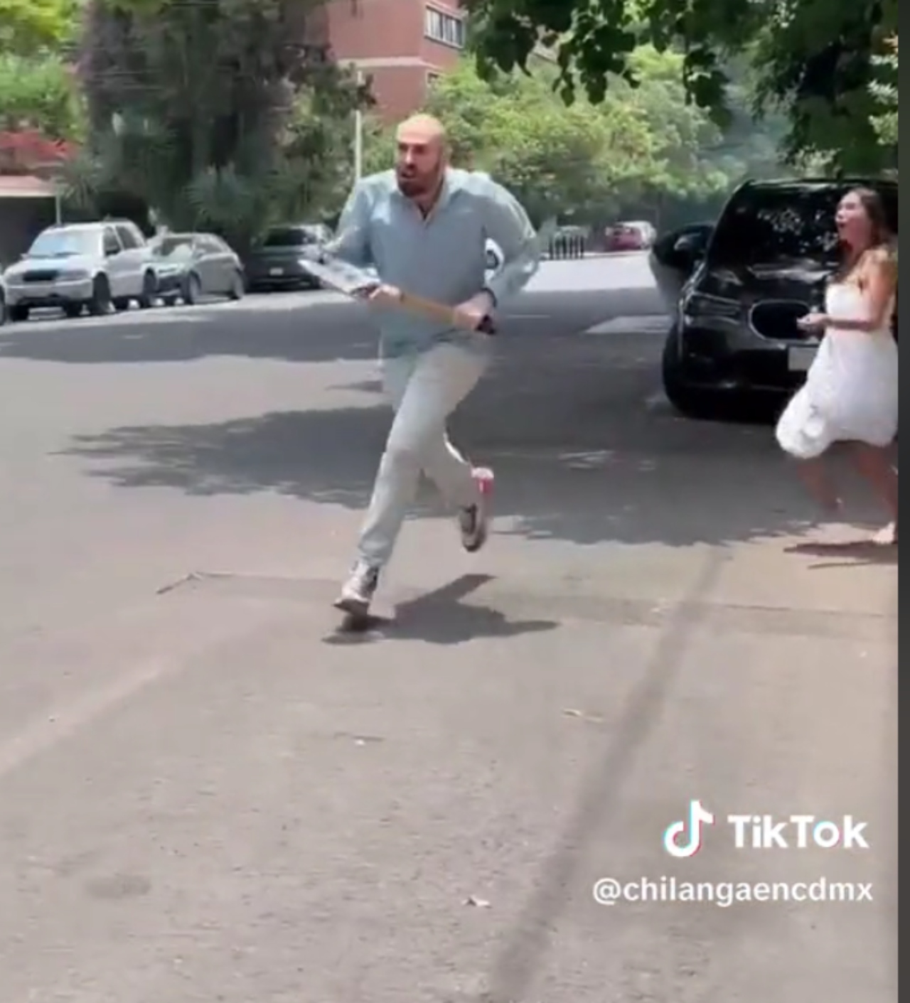 infiel huyendo en calzones