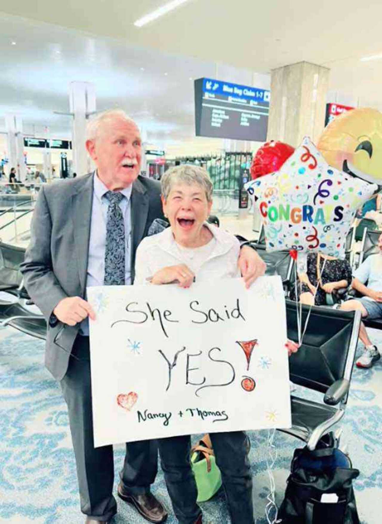 Anciano pide matrimonio a su novia de la adolescencia en aeropuerto