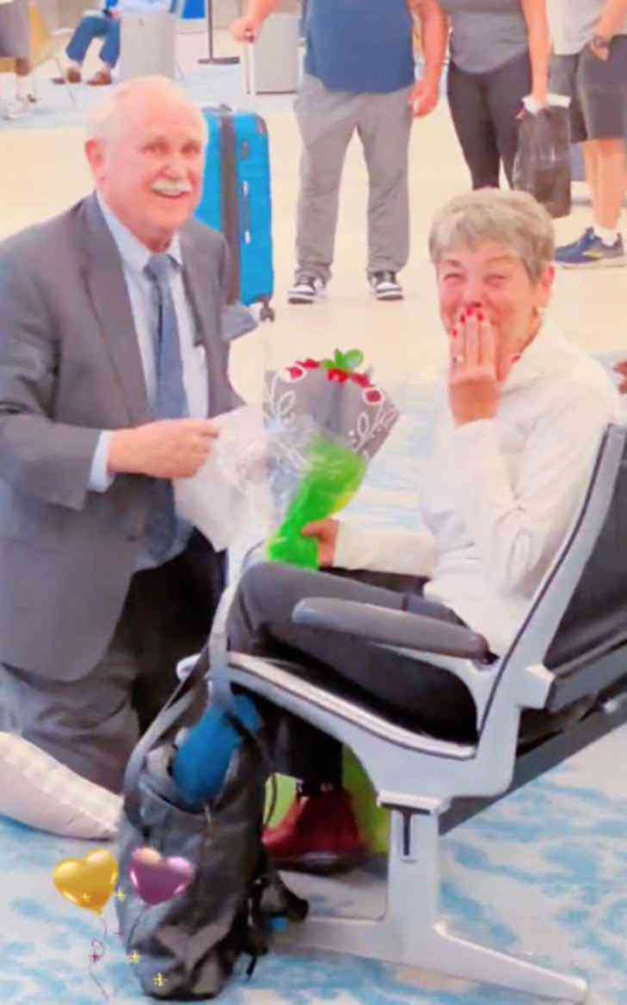 Viejitos se reencuentran aÃ±os despuÃ©s y se comprometen