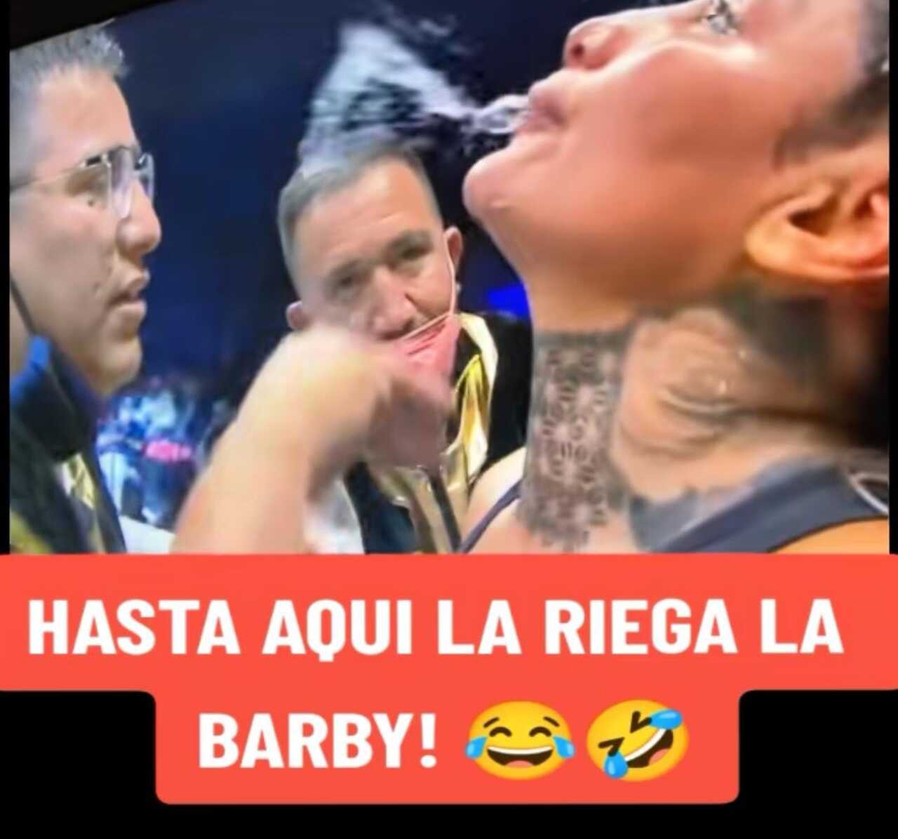 Barby Juárez escupiendo agua a un trabajador