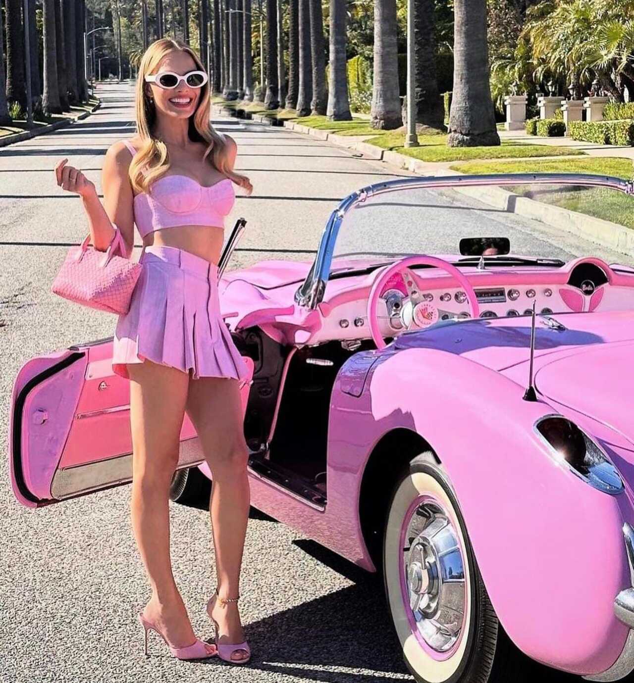 Belinda presume cinturita en bikini y la comparan con Margot Robbie: "ella debió ser Barbie"