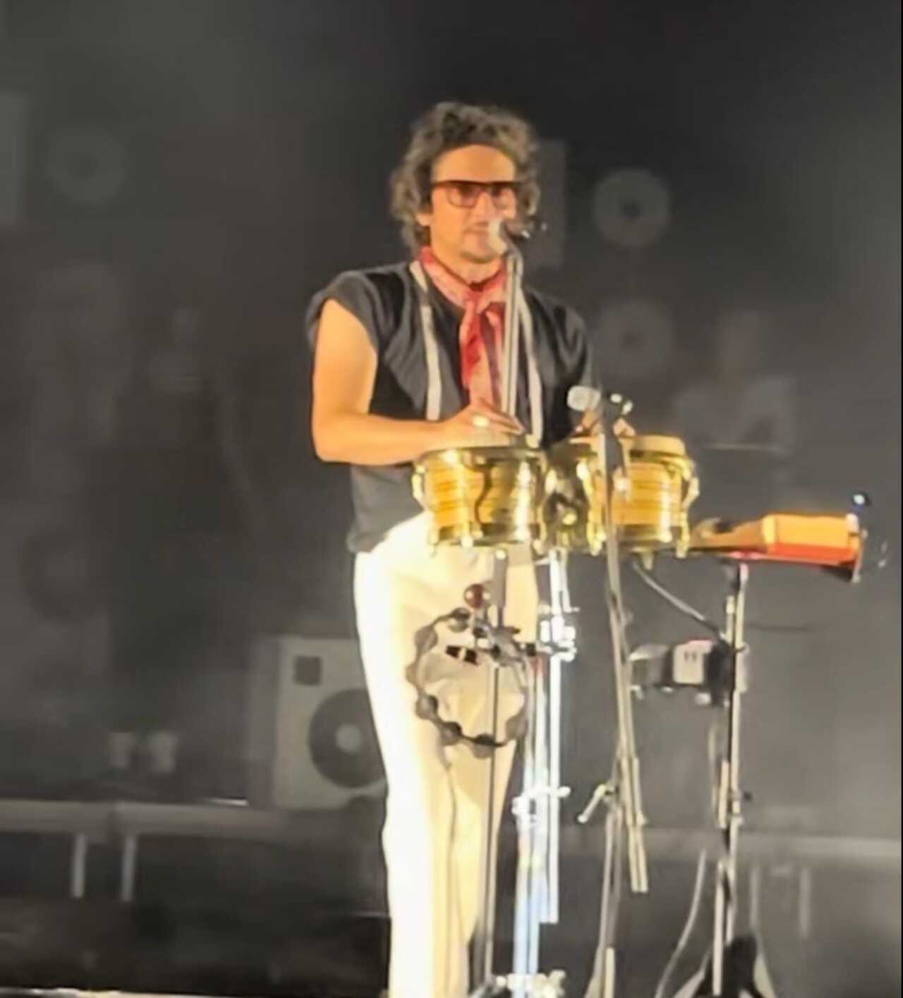 León Larregui espanta a sus fans con sonidos extraños en pleno concierto