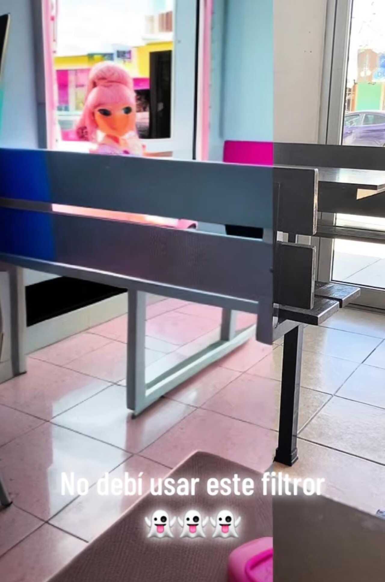 Joven usa filtro de Barbie en su casa y descubre a un fantasma mirándola