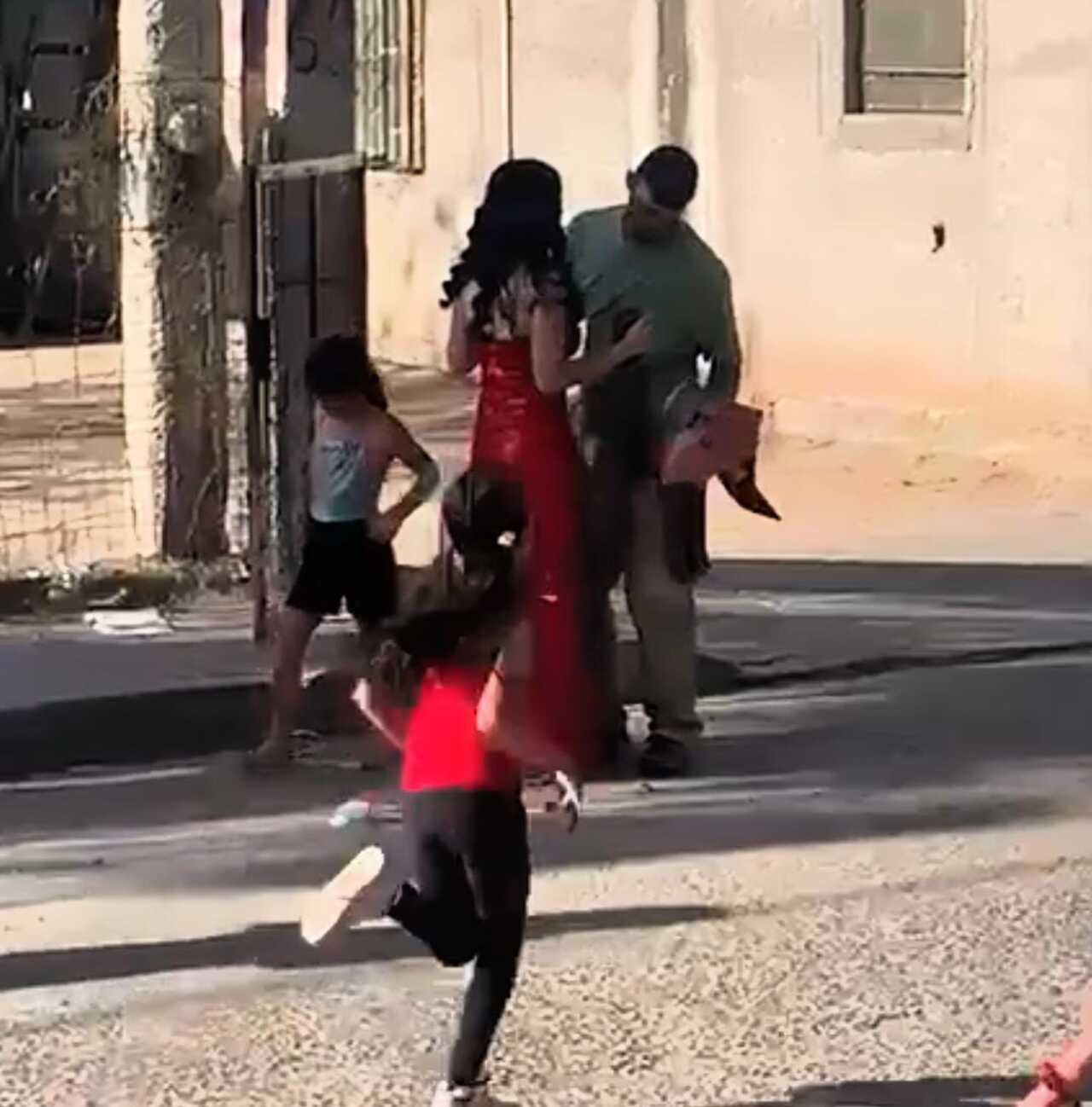 Joven llega vestida de graduada con su padre albaÃ±il y se niega a abrazarla por no querer ensuciarla