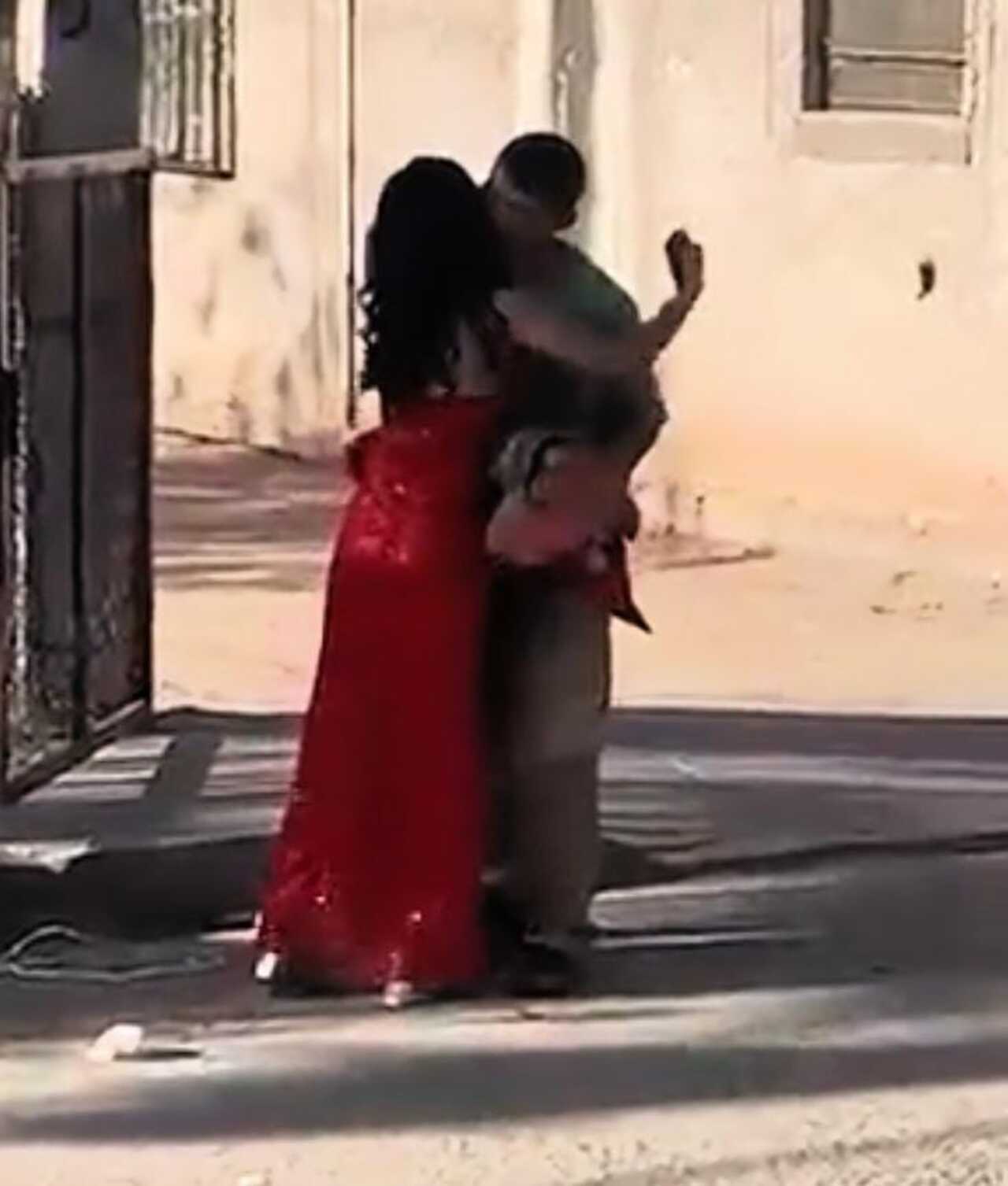 AlbaÃ±il llora al ver a su hija en vestido de graduaciÃ³n