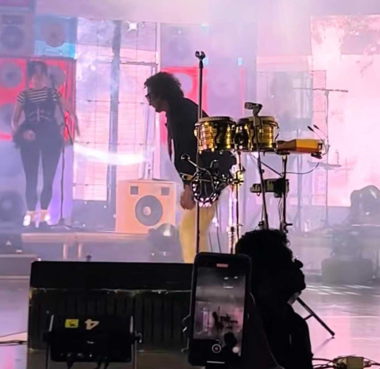 León Larregui hace extraño sonido en pleno concierto