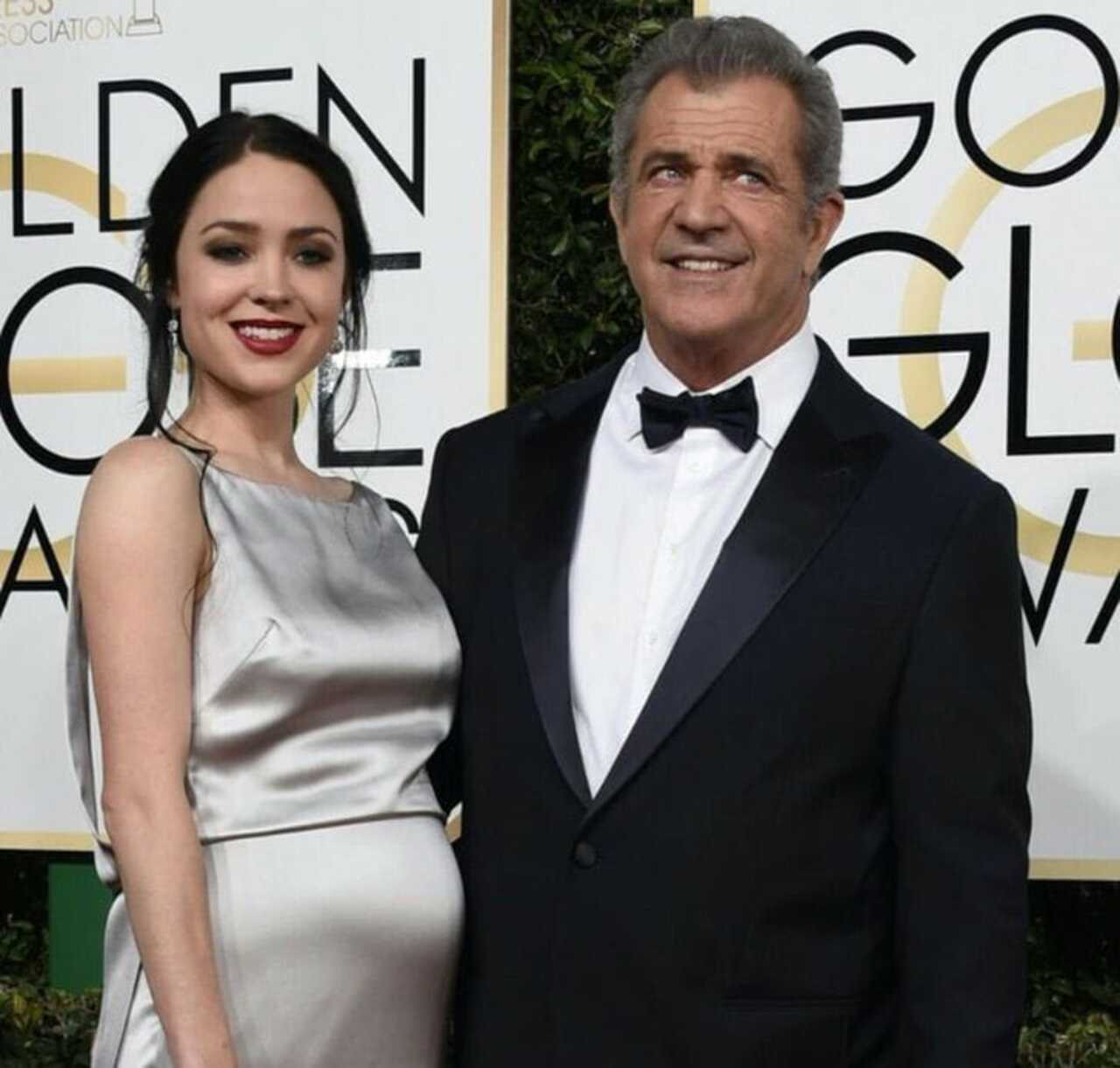 Mel Gibson presume su romance con una mujer 34 años menor que él