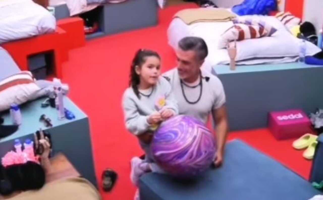 Sergio Mayer se quiebra al recibir a su nieta en La Casa de los Famosos