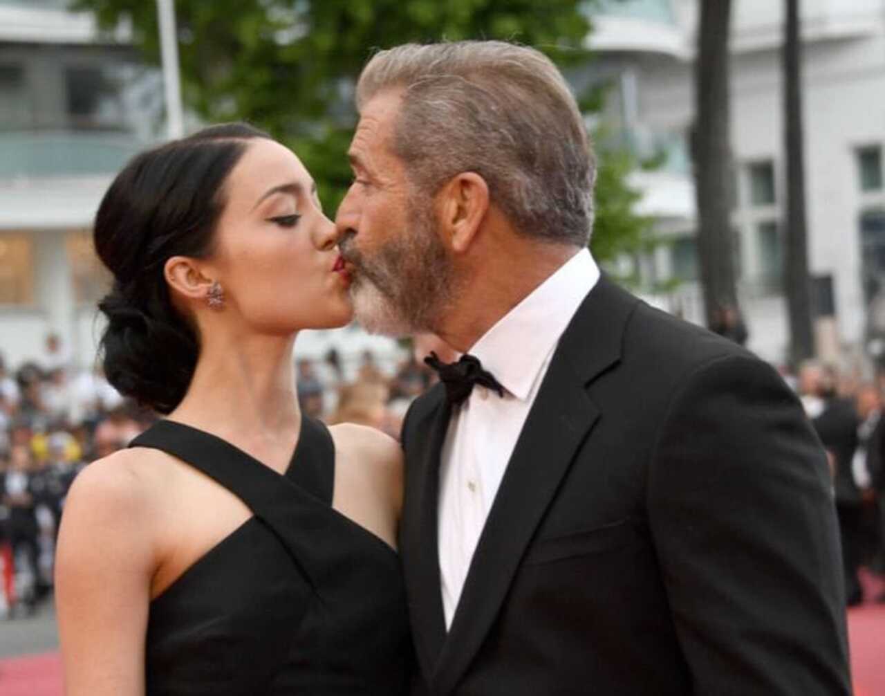 Mel Gibson presume su romance con una mujer 34 años menor que él: “es especial”