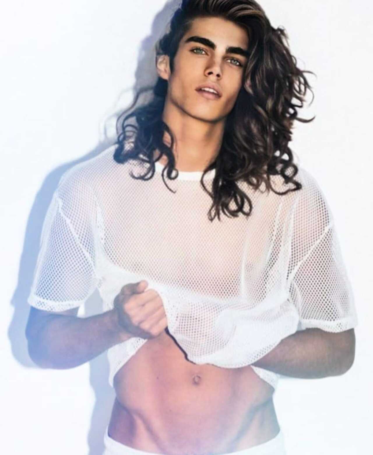 Mujer crea su hombre perfecto con una IA