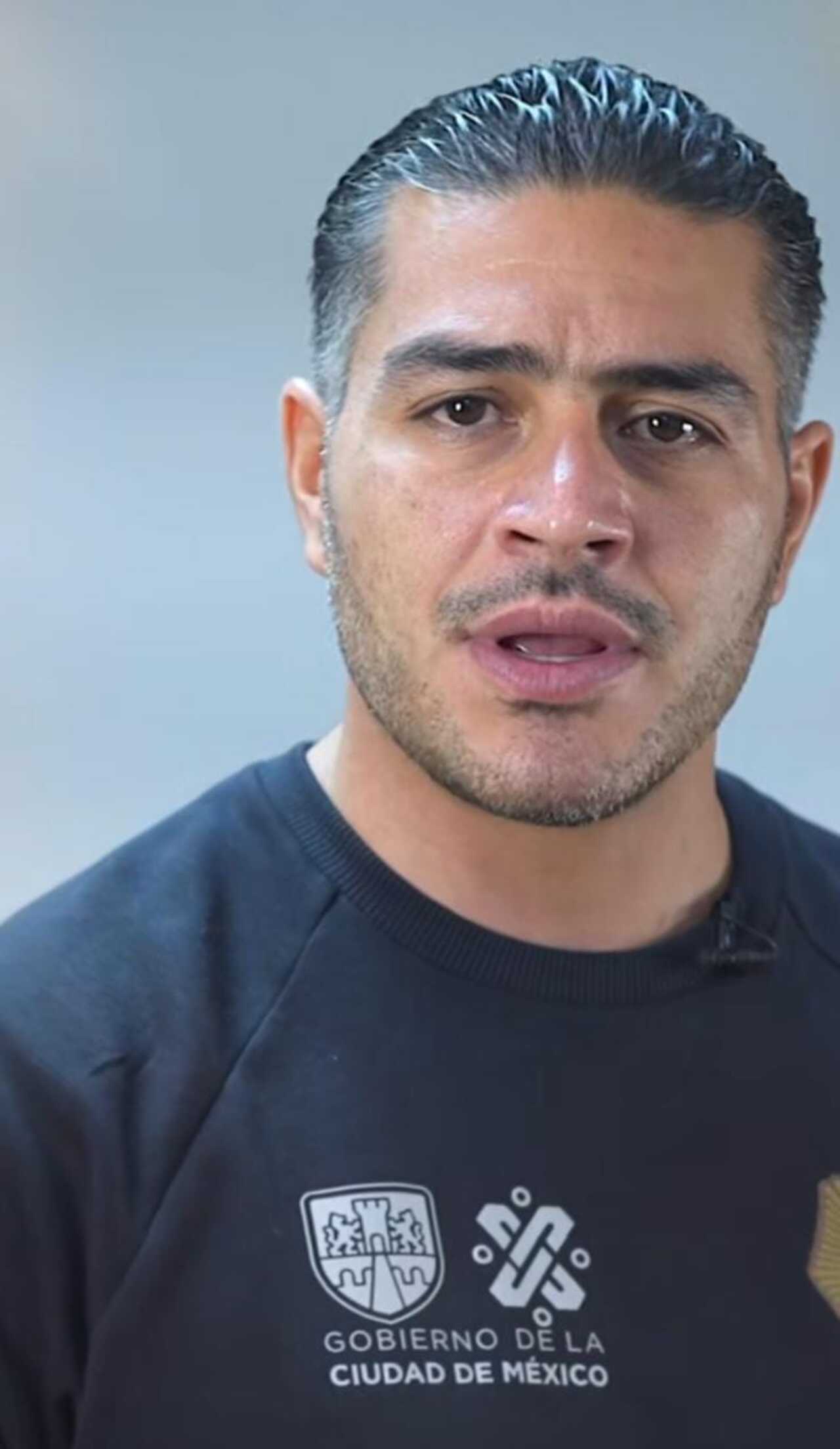 Señoras piropean a Omar Harfuch