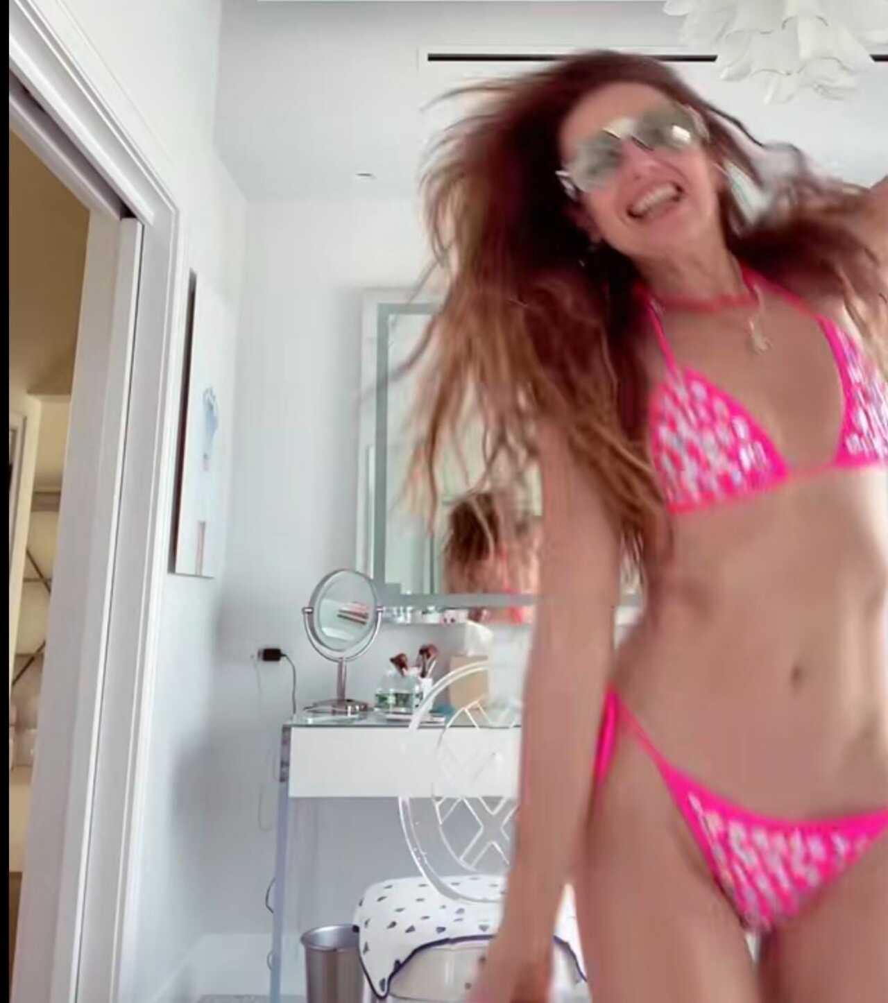 Thalía presume cuerpazo a sus 51 años con bikini rosa
