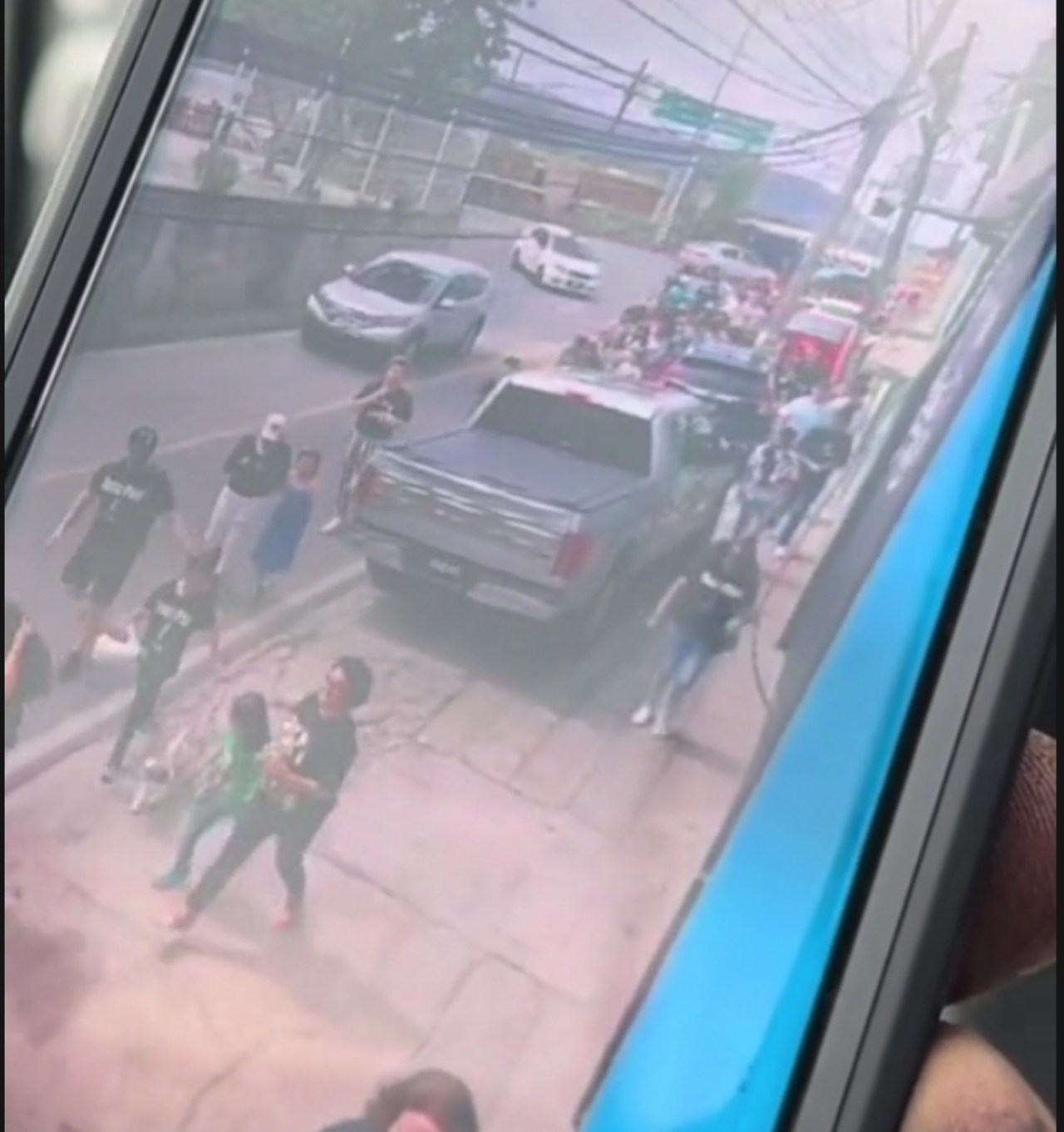 vecinos se quejan del ruido que generan fans en LCDLF