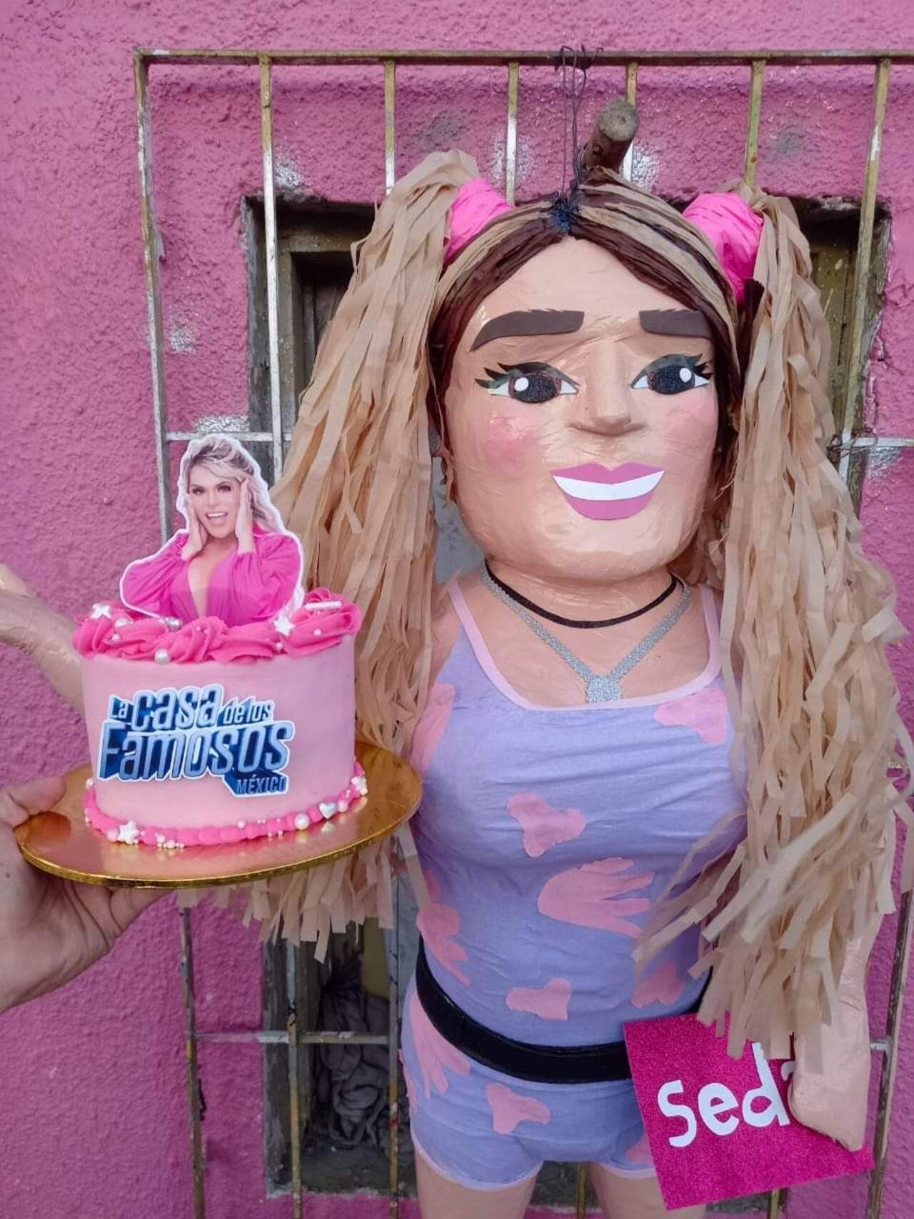 PiÃ±aterÃ­a RamÃ­rez lo vuelve a hacer y crean piÃ±ata de Wendy Guevara