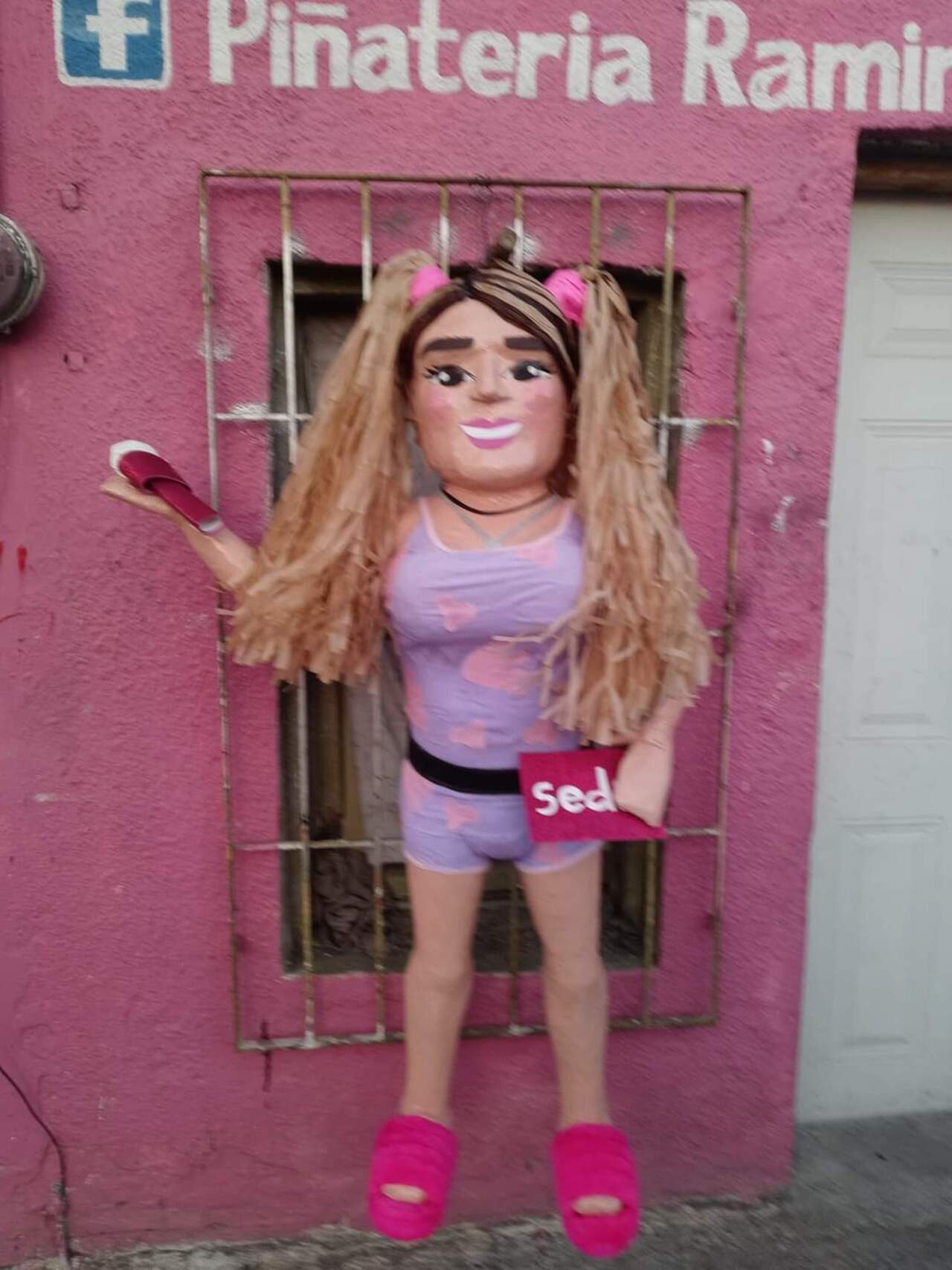 Crean piÃ±ata de Wendy Guevara con todo y â€œdetalleâ€