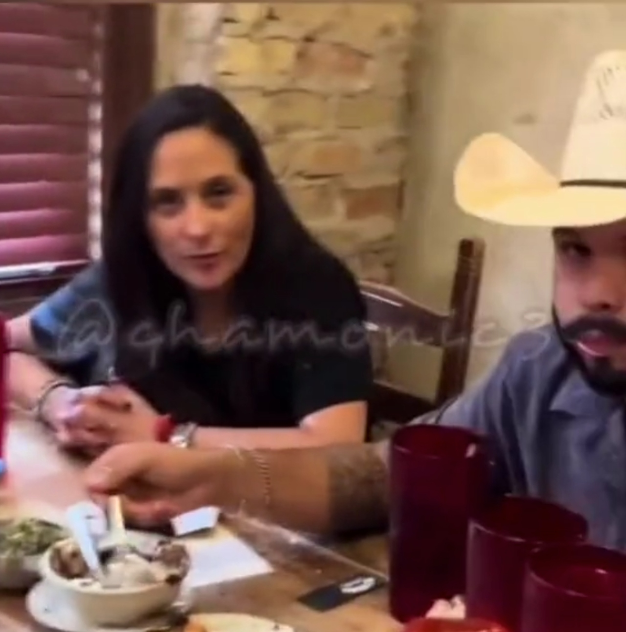Ãngela Aguilar familia dejar poca propina