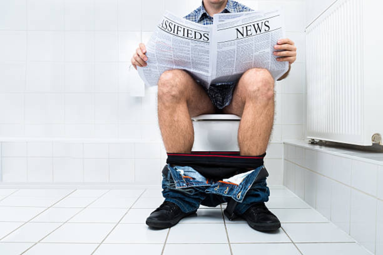 Baño hombre se le sale el intestino