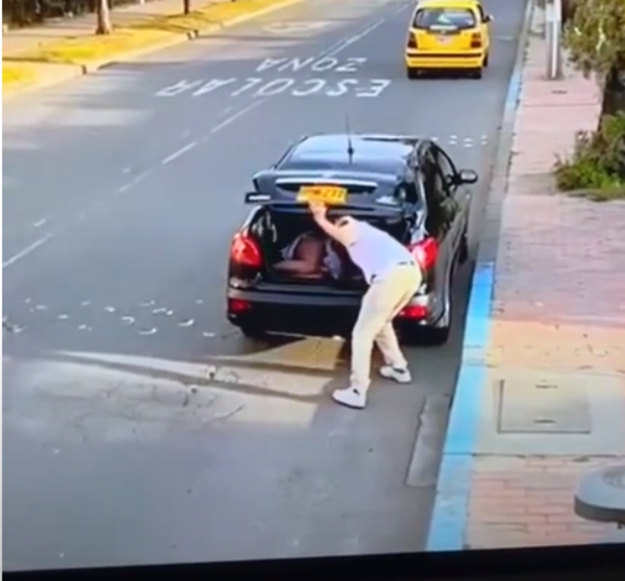 hombre amante cajuela flores