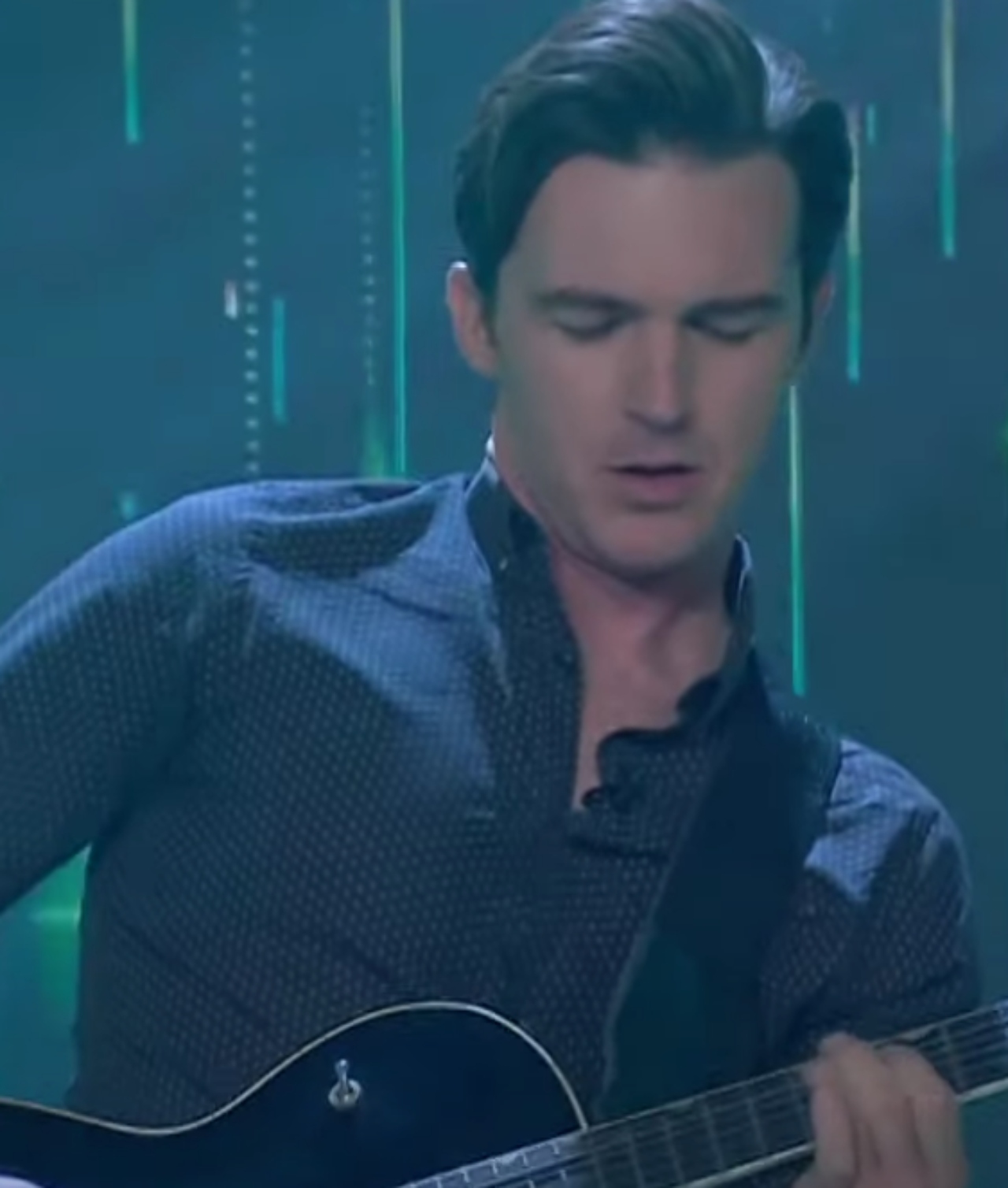 Drake Bell canta la camisa negra juanes