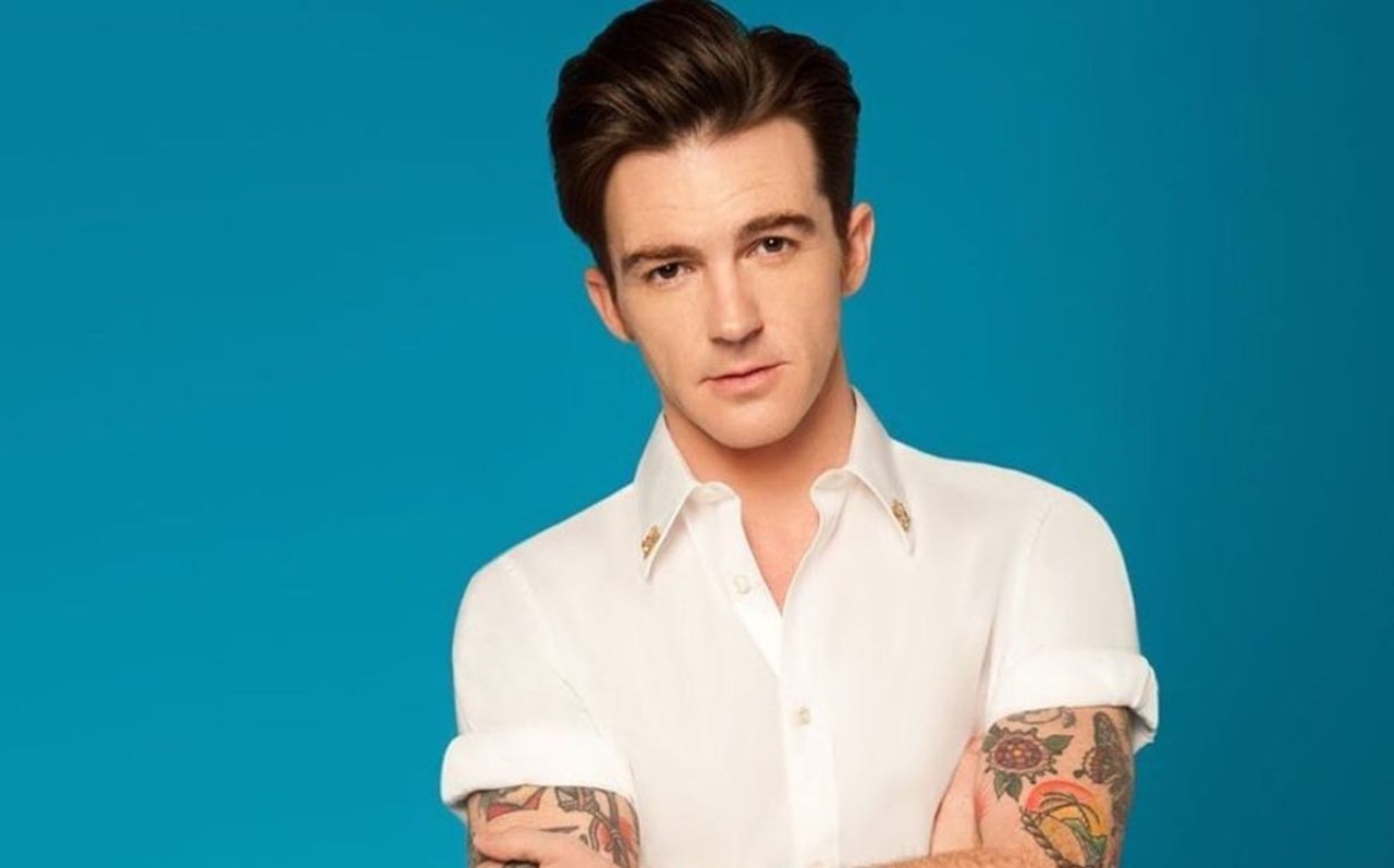 Drake Bell canta la camisa negra juanes