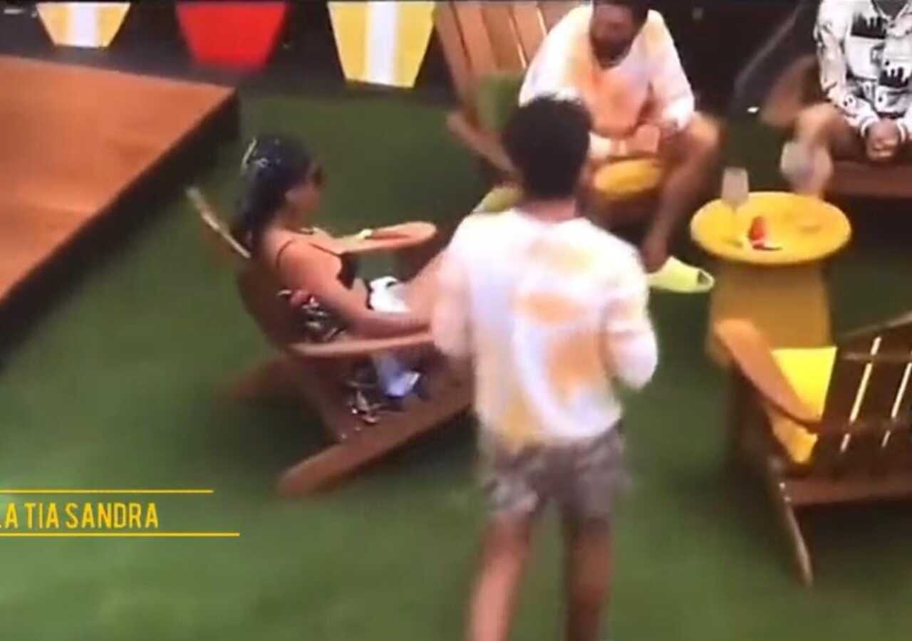 ¿Nuevo ritual de santería?: Captan a Emilio escupiendo en la bebida de Poncho de Nigris