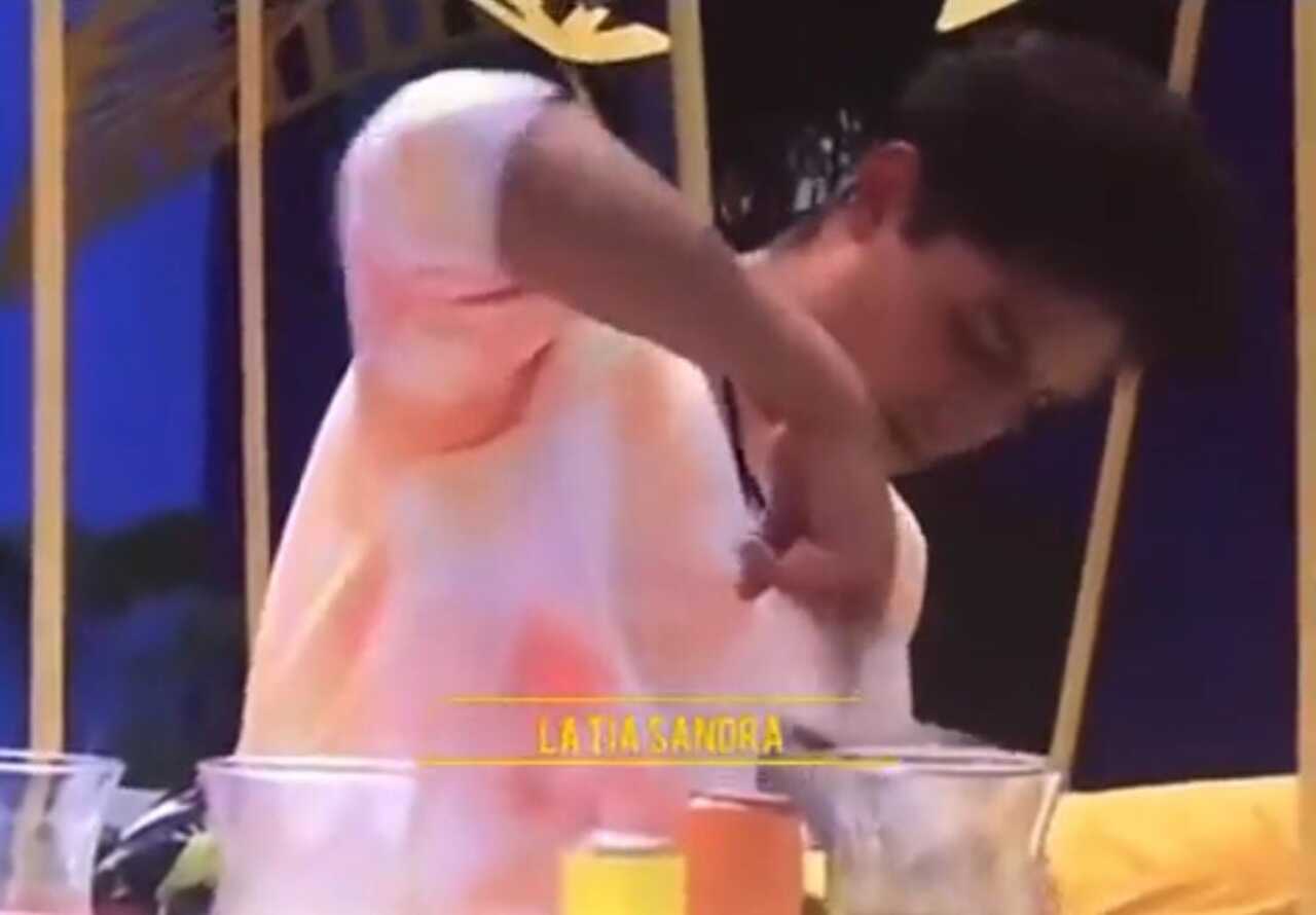 Captan a Emilio Osorio escupiendo en la bebida de Poncho de Nigris, nuevo ritual de brujería 