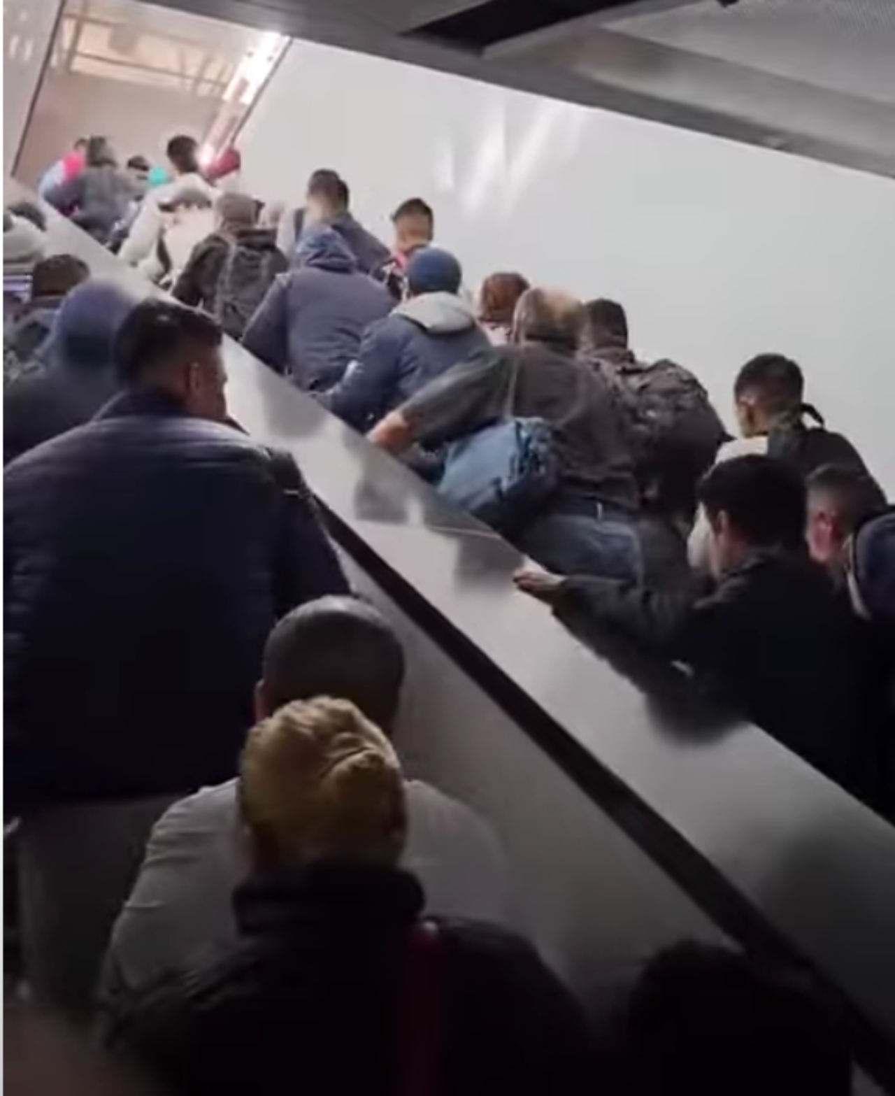 meme destacada escaleras metro accidente