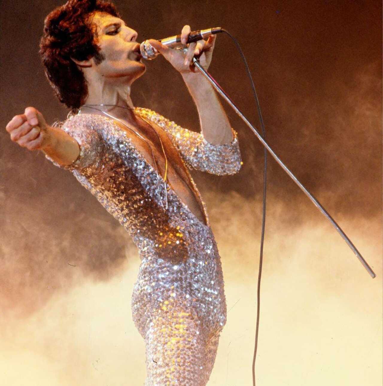 Natanael Cano copia vestuario de Freddie Mercury y desata burlas