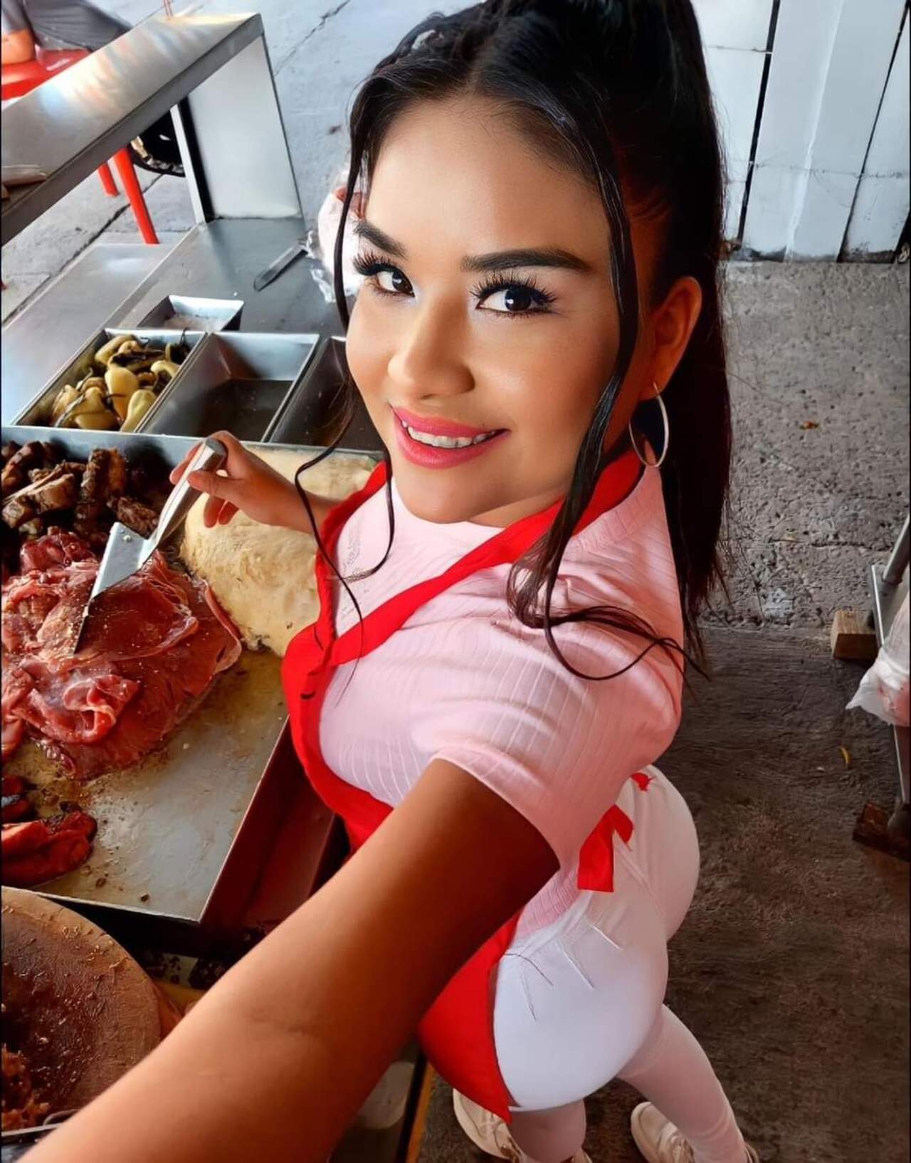 Taquera de Jalisco enciende las redes por cautivar con su belleza e increíble físico