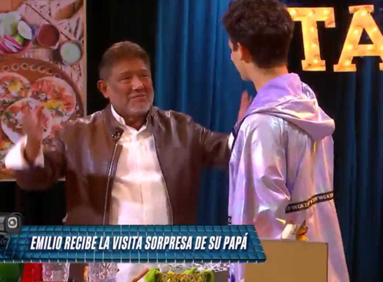 Emilio Osorio recibe visita sorpresa de su padre y termina regalándolo